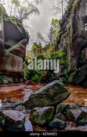 Cascata a masterizzare o Iva Glacially eroso buca, Muir of Dinnet NNR, Cairngorms, Scotland, Regno Unito. Autunno 2017. Foto Stock