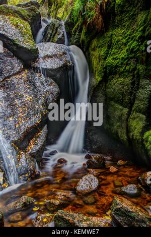 Cascata a masterizzare o Iva Glacially eroso buca, Muir of Dinnet NNR, Cairngorms, Scotland, Regno Unito. Autunno 2017. Foto Stock