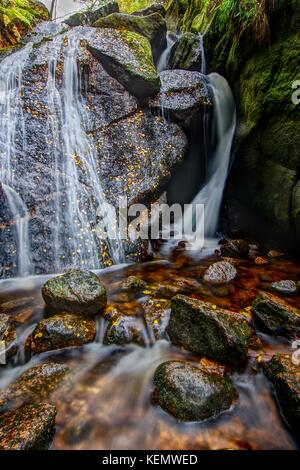 Cascata a masterizzare o Iva Glacially eroso buca, Muir of Dinnet NNR, Cairngorms, Scotland, Regno Unito. Autunno 2017. Foto Stock