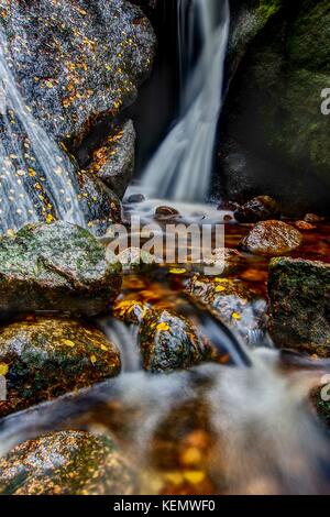 Cascata a masterizzare o Iva Glacially eroso buca, Muir of Dinnet NNR, Cairngorms, Scotland, Regno Unito. Autunno 2017. Foto Stock