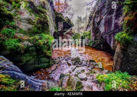 Cascata a masterizzare o Iva Glacially eroso buca, Muir of Dinnet NNR, Cairngorms, Scotland, Regno Unito. Autunno 2017. Foto Stock