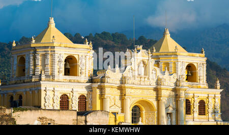 Iglesia de la Merced la chiesa gialla barocca di Antigua, Guatemala, America Centrale Foto Stock