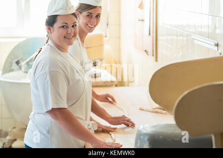 Baker le donne che lavorano in bakehouse della panetteria Foto Stock