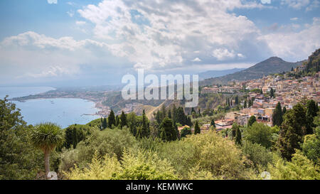 Vista panoramica di Taormina con giardini naxox cittadina in backgroind, Sicilia, Italia Foto Stock