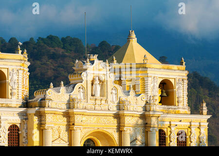 Iglesia de la Merced la chiesa gialla ad Antigua, Guatemala, America Centrale Foto Stock