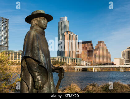 Statua di Stevie Ray Vaughan di fronte al centro di Austin e al fiume Colorado dall'Auditorium Shores di Austin, Texas Foto Stock