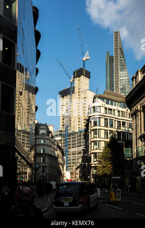 Vista della costruzione di 22 Bishopsgate, grattacielo commerciale da PLP architetti da Threadneedle Street, City of London, Regno Unito Foto Stock