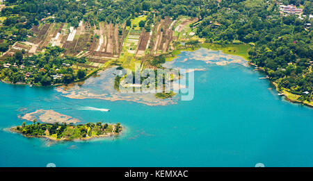 Litorale di Santiago Atitlán, Lago Atitlan in Guatemala, America Centrale Foto Stock