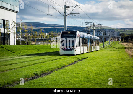Edinburgh Tram a Edinburgh Park Central. La Scozia, Regno Unito Foto Stock