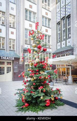 Albero di natale in un cortile di Die Hackeschen Hofe, Berlino, Germania Foto Stock