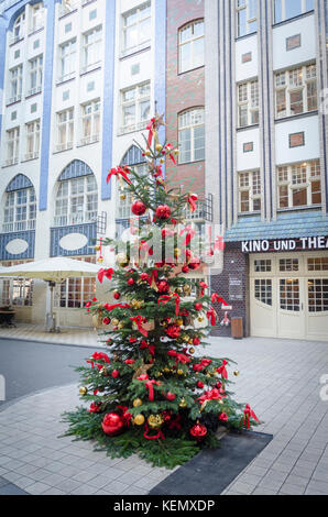 Albero di natale in un cortile di Die Hackeschen Hofe, Berlino, Germania Foto Stock