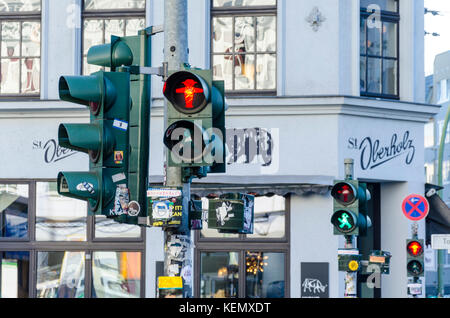 Tedesco orientale Ampelmännchen, poco semaforo uomini, Ampelmann, segnali pedonale simbolo, Berlino, Germania Foto Stock