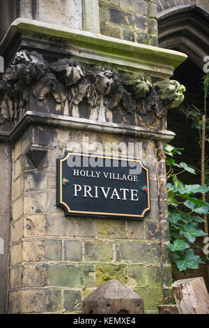 Firmare all'entrata di Holly Village di Highgate - un borgo privato, a nord di Londra, England, Regno Unito Foto Stock