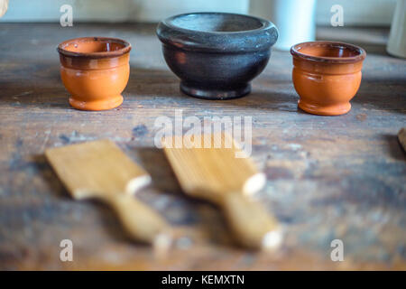 Tavolo da cucina con tree ciotole e due spatole Foto Stock