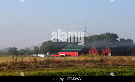 Paesaggio rurale con fienili alberi e turbine eoliche in Ontario meridionale Foto Stock