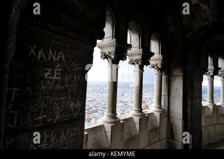 Vista dalla cima del Basilique du Sacre Coeur di Montmartre, Parigi. Con grafitti sulla parete Foto Stock