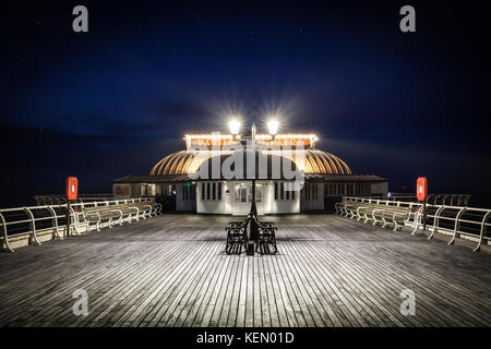 Cromer Pier pavilion di notte - uno dei più grandi di pontili e Pavilion Theatre in Inghilterra che fuoriescono dalla cromer città in Norfolk. Il molo è un gra Foto Stock