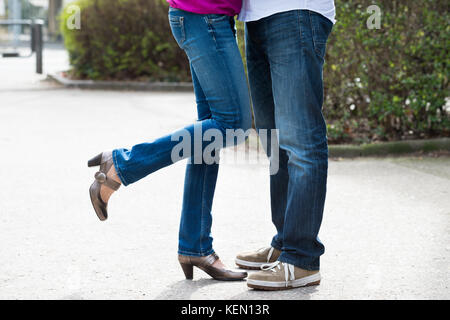 Close-up di baciare giovane gambe su strada Foto Stock