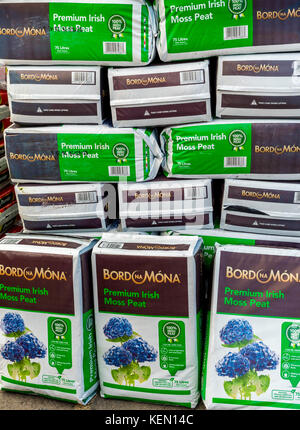 Una pila di sacchi di Bord na Mona Premium Irish Moss torba in un garden center Foto Stock