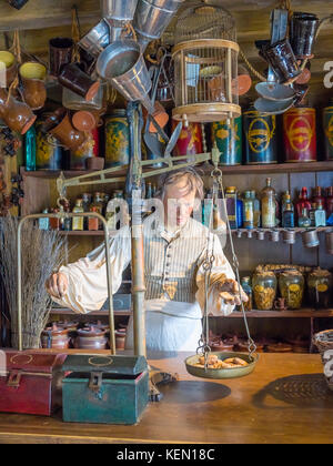 Museo Nazionale della Royal Navy display raffigurante una 19C Navi Chandler nel suo negozio riempito con tutti i tipi di cibo fornisce gli strumenti e le attrezzature per una nave Foto Stock