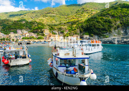 Barche ormeggiate in Monterosso al Mare porto Italia Foto Stock