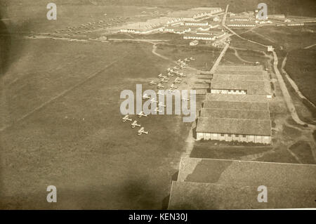 Questo aeroporto, situato a Lonate Pozzolo, è quello vecchio prima dell aeroporto di Malpensa (1930) Foto Stock