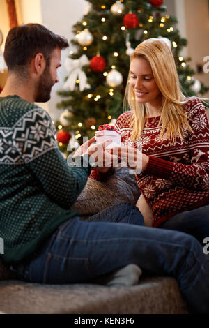 Matura in amore con il dono di Natale romantico eva Foto Stock