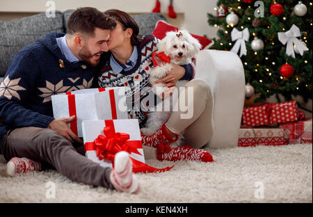 Giovane, natale, X-mas, inverno, felicità concetto- regali per Natale dal fidanzato Foto Stock