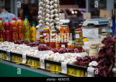 La paprica e aglio di essere venduta sul mercato verde a Belgrado in Serbia Foto Stock