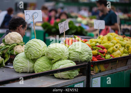 Il cavolo è venduto su un mercato verde a Belgrado in Serbia Foto Stock