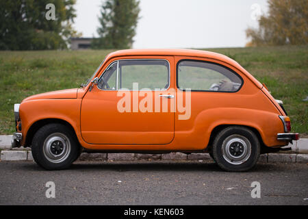 Arancione 750 Zastava auto su una strada a Belgrado in Serbia Foto Stock