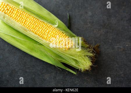 Organico giallo mais dolce su table-top view Foto Stock