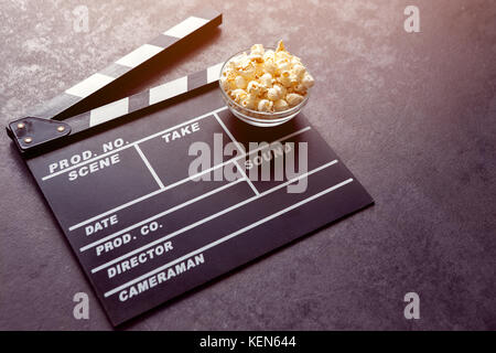 Tempo per il film con il salato del pop corn- concetto di cinema Foto Stock