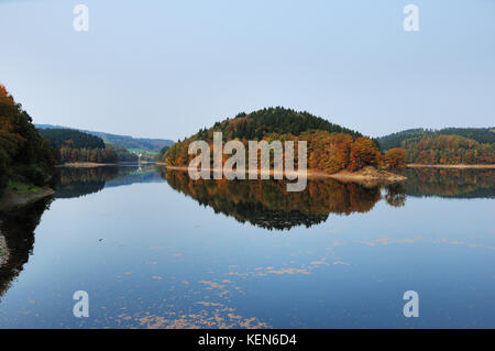 Caduta alla aggertalsperre - genkeltal e aggertal Foto Stock