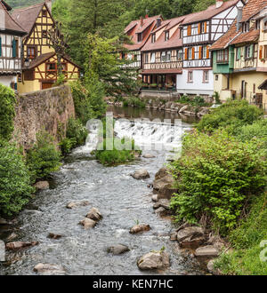 Alcune delle affascinanti case medievali a graticcio accanto al Ruiver Weiss nel villaggio di Kaysersberg, Alsazia, Francia. Foto Stock