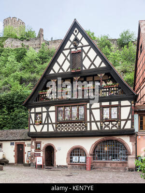 Un edificio medievale dipinto e decorato a graticcio, ora allery, nel grazioso villaggio di Kaysersberg in Alsazia, Francia. 13 ° secolo Kaysersb Foto Stock