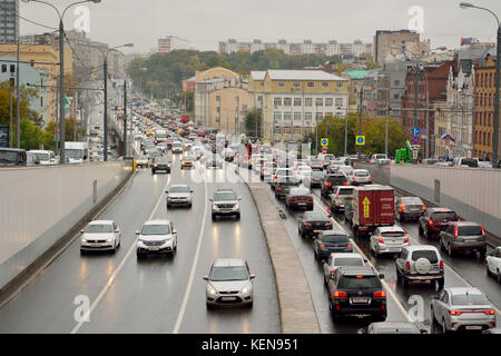 Mosca, Russia - 5 ottobre 2017. Ingorgo del traffico sulla via Zemlanoy Val vicino alla stazione della metropolitana Taganskaya in metropolitana, con edifici residenziali e la città Foto Stock