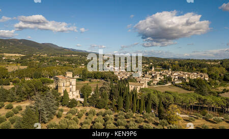 Veduta aerea del castello di Lourmarin e villaggio nel sud della Francia Foto Stock