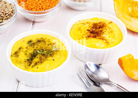 Due ciotole con fatti in casa hummus sul bianco sullo sfondo di legno. studio foto Foto Stock