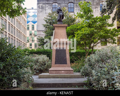 LONDRA, Regno Unito - 25 AGOSTO 2017: Busto di William Shakespeare nel giardino di St Mary Aldermanbury. Un memoriale a John Heminges e Henry Condell. Foto Stock