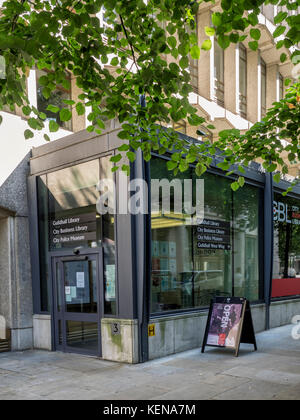 LONDRA, Regno Unito - 25 AGOSTO 2017: Ingresso alla Biblioteca Guildhall nella città di Londra Foto Stock