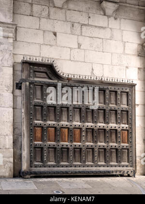 LONDRA, Regno Unito - 25 AGOSTO 2017: Porta di Temple Bar all'ingresso di Paternoster Square nella città di Londra Foto Stock