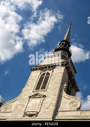 LONDRA, Regno Unito - 25 AGOSTO 2017: Vista esterna della torre e del campanile di St Martin all'interno della chiesa di Ludgate a Ludgate, città di Londra Foto Stock