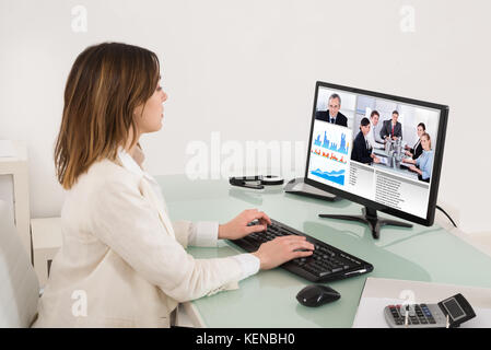 Giovane imprenditrice di conferenze video sul computer in ufficio Foto Stock
