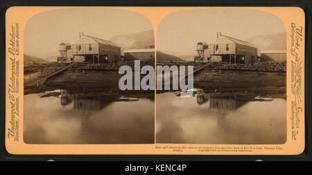 Segheria dove legname venduto a 30 centesimi per ogni piede e la segatura a $10.00 un carico. Dawson City, Alaska, da Robert N. Dennis raccolta di vista stereoscopica Foto Stock