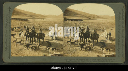 A partire da sunrise per una lunga giornata di caccia con i cani. Caricato per bear, cat o lion, Colorado, U.S.A, da Robert N. Dennis raccolta di vista stereoscopica Foto Stock