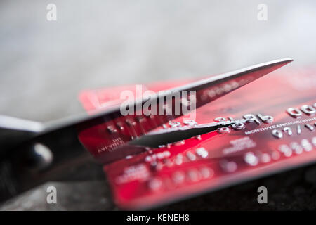 Carta di credito essendo tagliato con forbici, close up con spazio di copia Foto Stock