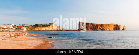 Perce rock o il rocher Percé vista dalla spiaggia a gaspe peninsula in Quebec, Canada. Foto Stock