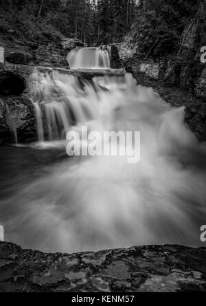 Cascate situate lungo la Icedifieds Parkway, Banff National Park, Alberta, Canada. Foto Stock