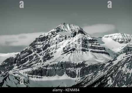 Montagne innevate situato lungo la Icefields Parkway, il Parco Nazionale di Banff. Foto Stock